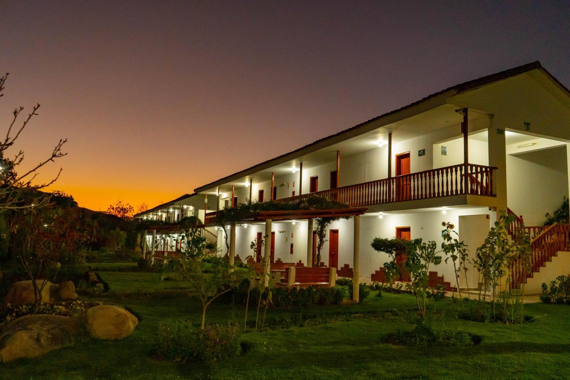 Hotel Agustos Урубамба Екстериор снимка