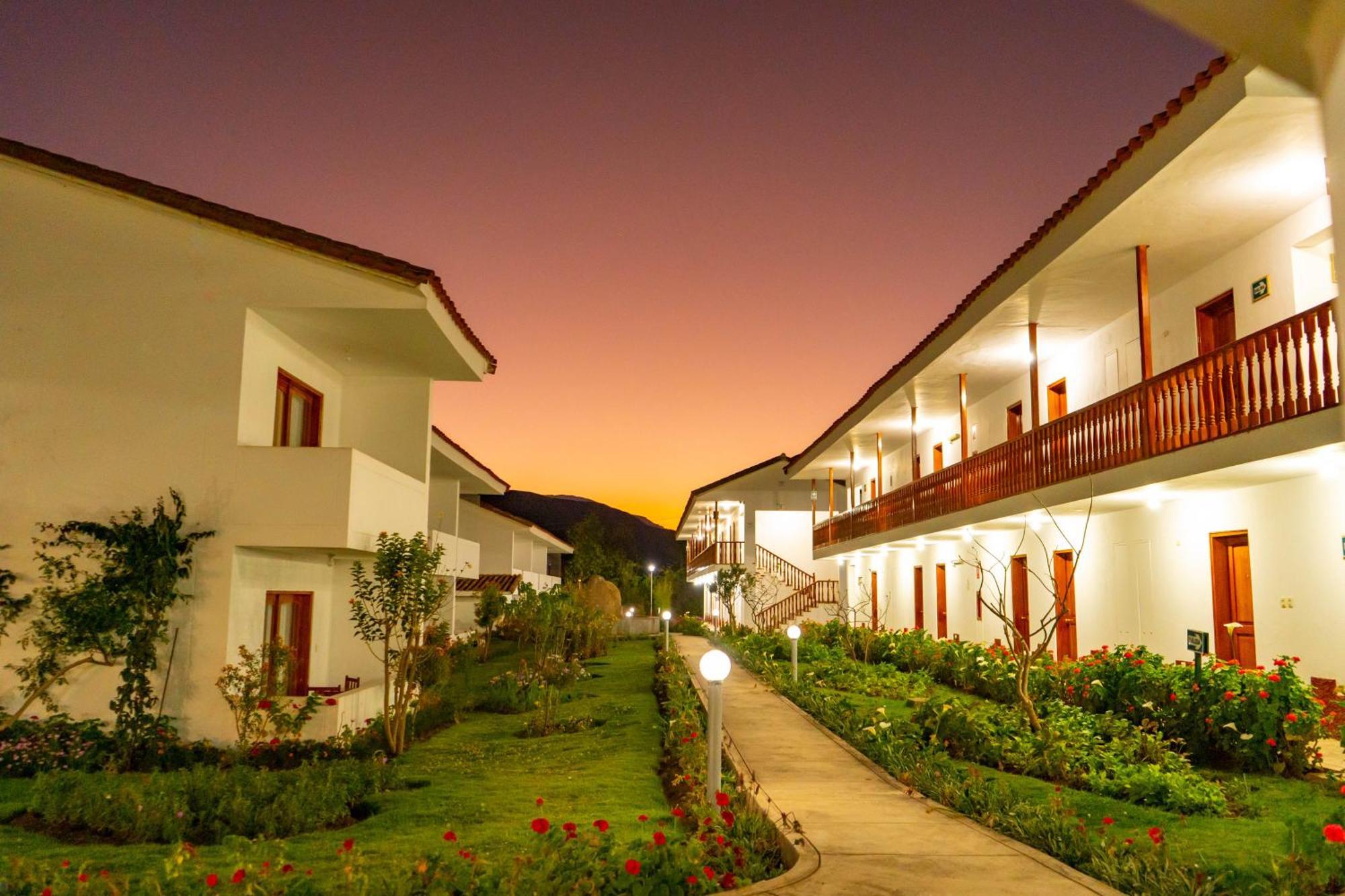Hotel Agustos Урубамба Екстериор снимка